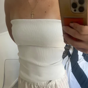 Vit tubtopp - Vit tubtopp som går att vika lite hur man vill😊 Väldigt skön! 
