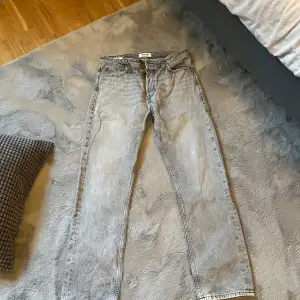 Schyssta Jack and Jones Jeans  Det är ett par gråa Loose Chris i bra skick👍