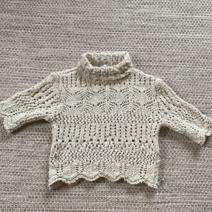 Zara tröja - Säljer denna virkade tröjan från zara då den aldrig har kommit till användning, prislappen är fortfarande kvar!!💗 Är i superbra kvalite och perfekt till hösten💕💕