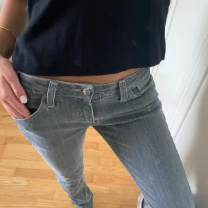 Lågmidjade jeans - Säljer dessa gråa lågmidjade jeans. Midjan är insydd vilket man kan se på sista bilden. Passar storlek xs/s