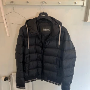 Herno vinterjacka  - Jackan är i storlek 54 passar medium/small.  Nypris 7000 Jackan är använd 1 vinter säsong  Kvitto finns