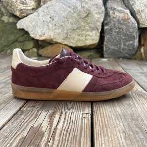 Sneakers Hugo Boss - Ett par sneakers från Hugo Boss i storlek 44. Bra skick, endast använda i någon månad.  Skinn och textil kombinerat material.  Skolåda och kvitto finns. Jag kan frakta men det går också bra att svänga förbi å pröva. Fråga på om något verkar oklart!