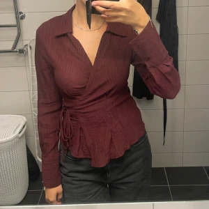 Blus Topshop - Vinröd blus från Topshop köpt från Asos. Använd en gång. 