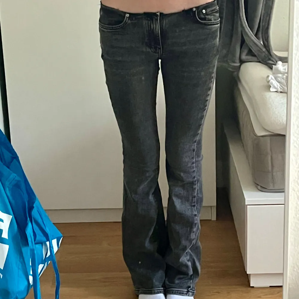 Säljer ett par snygga svarta bootcut jeans. Midjan har jag klippt av själv för att få de lite extra lågmidjade💕. Jeans & Byxor.