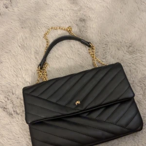 Axelremväska - Zalando - Använd några gånger, inga skador och ser helt ny ut 