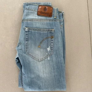 Dondup jeans ( slitningar ) - ett par riktigt snygga dondup jeans men sköna slitningar! strlk 28, fint skick!  hör av er vid intresse!🙌🏽