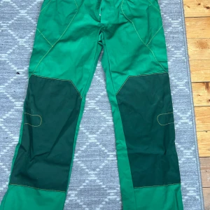 Arbetsbyxor - Helt Oandvända arbetsbyxor från john deere. Skulle tro att storleken är M men är inte säker. 