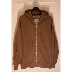 Brandy Melville Hoodie i brun - Storlek L  Skick 9/10  Välvårdad hoodie i de absolut bästa materialet. Super skön, skyddande och varm.   Större i sin storlek , lite baggy typ