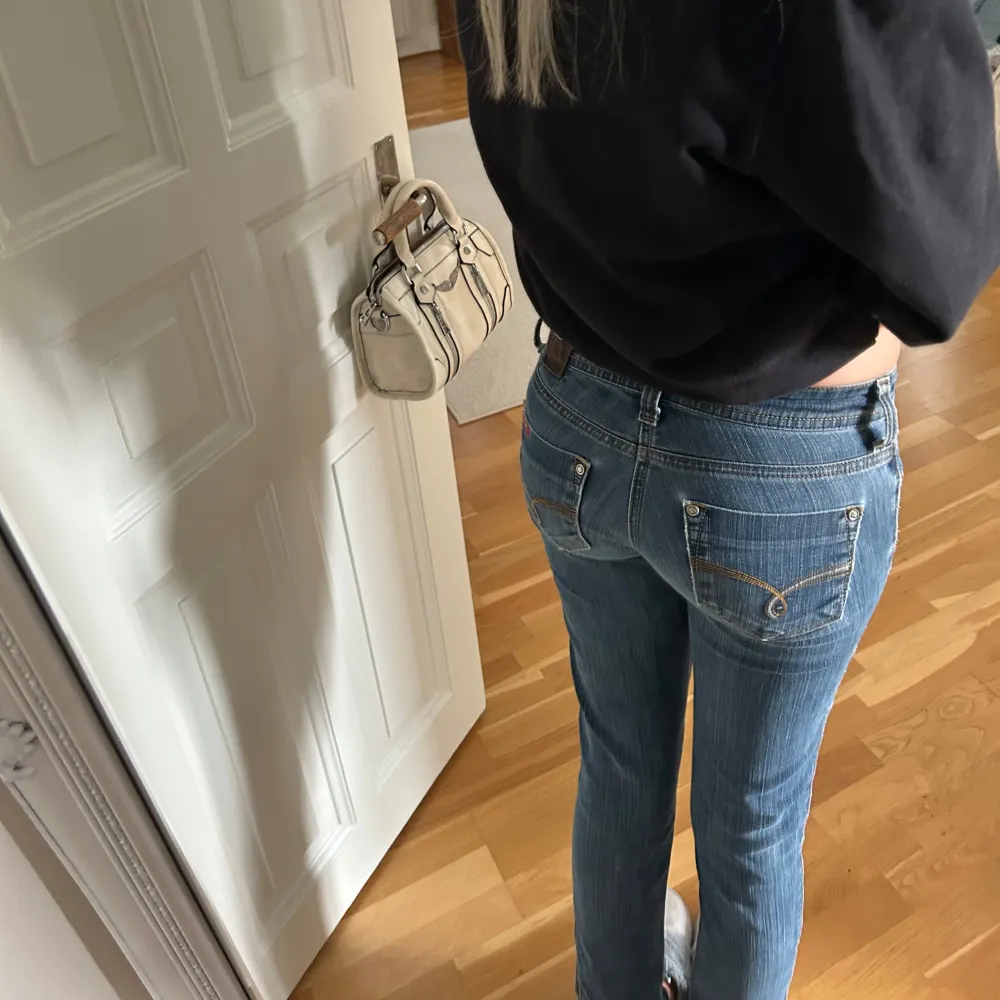 Skit snygga Mavi jeans som tyvärr inte passar längre, skriv för frågor och funderingar❤️. Jeans & Byxor.