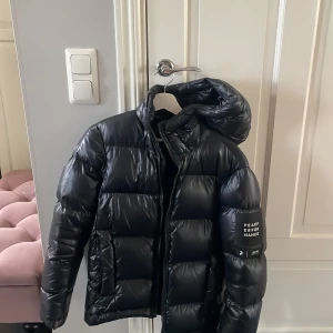 Peak performance vinterjacka - Perfekt vinterjacka till vintern. Dunjacka i bra skick 9/10. Jag är 182 och den passar mig bra men funkar för både mindre o större storlekar. Säljer för jag inte behöver den längre.