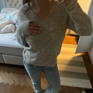 Stickad tröja - Väldigt gullig v-ringad stickad tröja från vero moda!