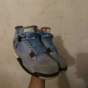 Jordan 4 - Säljer ett par detta Jordan 4, dem är använda men inget fel på dem, dem är inte sönder nånstans och passar bra nu för vintern, priset går att diskutera vid snabb affär 