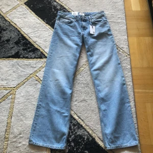 Hej! Jag säljer ett par blå Low waisted jeans  - Dessa Jens är ifrån lager 157,  Säljer dessa för att jag inte haft möjlighet att använda dem 🌸 Storlek : Xs 