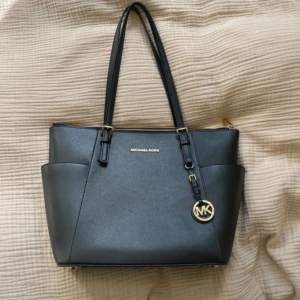 Michael kors väska - Säljer då jag inte använder längre! Använt den väldigt försiktig så inga defekter förutom att den har tappat lite färg på dragkedjan❤️ Köpt för 2 795 på Zalando!❤️ Pris kan diskuteras vid snabb affär!!!!