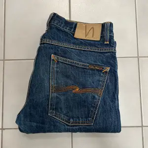 Nudie Jeans ”Grim Trim” | Skick: 8/10 - Storlek: 32/34 - Modell: Grim Trim - Nypris: 1900 - Vårt pris: 399