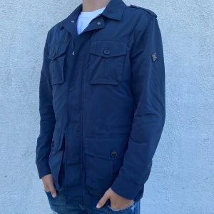 J.lindeberg Field jacket - Säljer denna galet feta j.lindeberg jackan. Den är perfekt nu till hösten! Skick 9/10, inga defekter. Hör av er vid funderingar!