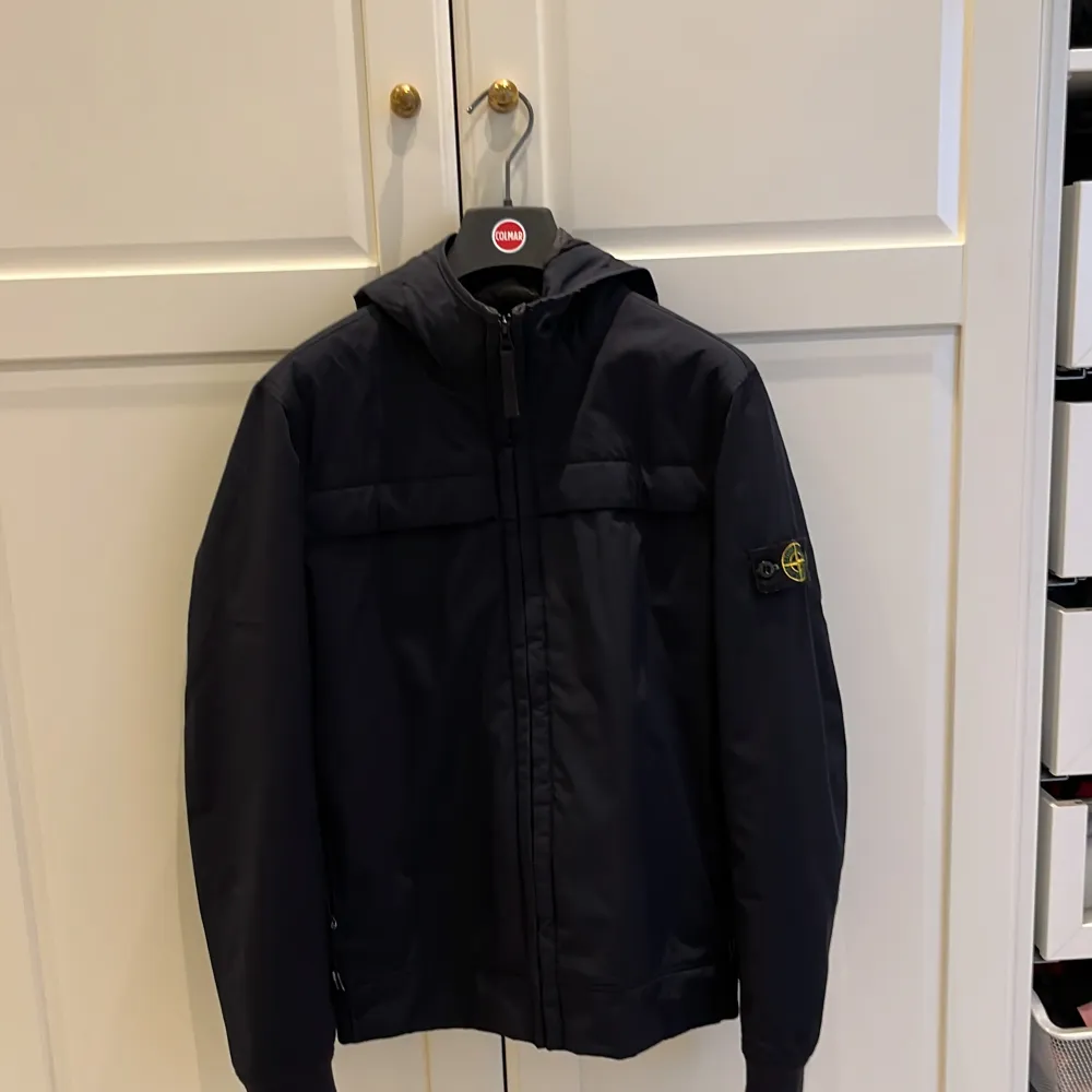 Stone Island jacka. Storlek: 14 år.   Färg: Mörkblå. Skick: 9/10. Använd, men är i super skick. Perfekt höstjacka . Jackor.