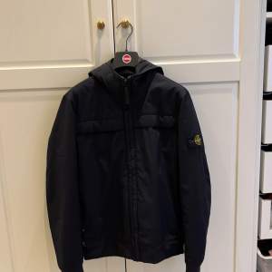 Stone Island jacka. Storlek: 14 år.   Färg: Mörkblå. Skick: 9/10. Använd, men är i super skick. Perfekt höstjacka 