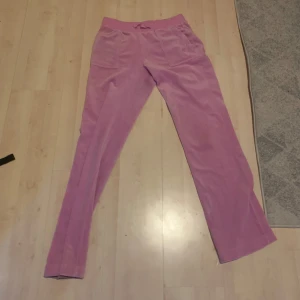 Rosa juicy byxor - Bra skick, tvättas innan avsändning. Betala via swish. Orginalpris 1100 kr.