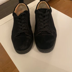 Christian Loubutin - Tja säljer feta loubs i storleken 42, kvitto och box ingår, hör av er för fler frågor😃