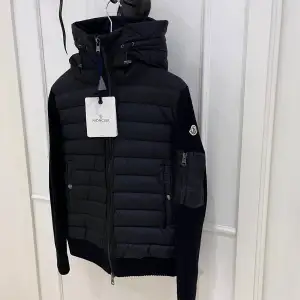 Helt ny moncler cardigan men tagsen kvar (äkta) . Säljer pga att den är i helt fel storlek så tanken är att det blir en ny med pengarna. Äktenhet kan bevisas. Kom privat vid mer intresse å priset kan diskuteras vid snabb affär💯