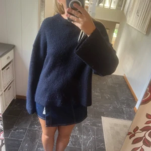 Stickad tröja gina Tricot  - Mörk blå stickad tröja från Gina Tricot i storlek S. Passar perfekt nu till hösten. Ord pris 399, säljer för 190😙 Inga defekter 