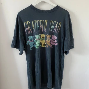 T-shirts med tryck  - Jättesnygg lång t-shirts med band tryck🧸🎸den har varit väl använd med inga defekter förekommer:) 