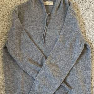 Tjena, säljer nu denna feta cashmere hoddie från sayless. Denna har aldrig använts. Nypris på denna är 900kr och jag säljer den för 749kr. Vid frågor är det bara att höra av sig!