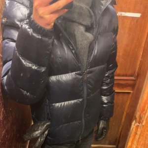 Ralph lauren dunjacka - Sjukt snygg Ralph lauren dunjacka från förra vintern. Slutsåld överallt vad jag vet, storlek Small. Nypris 6000kr. Skick 8/10 använd väldigt lite inga tecken på användning alls. Skriv vid intresse och frågor🥋 75% dun 25% fjädrar 