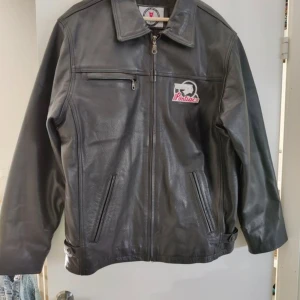 Limited edition Pontiac jacka - 53/500. Från Pontiac seventy fifth anniversary. Bra skick