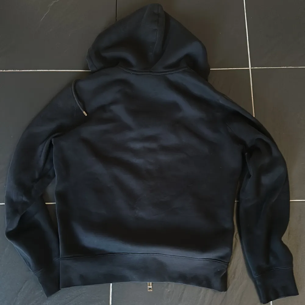 Hej säljer min äkta Burberry zip hoodie för att den är för liten att och jag skulle säja att skicket är 8,5/10 och priset kan diskuteras . Hoodies.