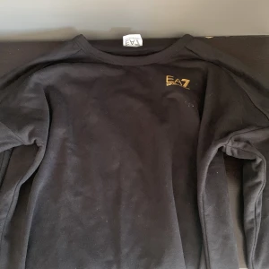 EA7 sweatshirt  - Bra skick! Aldrig använt då den är för stor för mig 