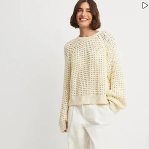 Stickad tröja - Stickad tröja från NA-KD i nyskick! Aldrig använd, säljer pågrund av att den aldrig kom till användning och glömde skicka tillbaka. Nypris 349kr