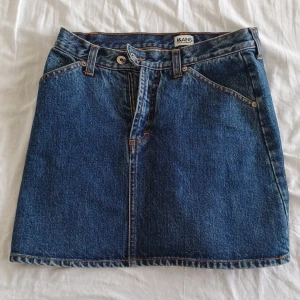 Vintage Dolce& Gabbana denim skirt - Vintage (90-tals) Dolce & Gabbana denim mini skirt. Kjolen var köpt i Italien och är i superbra skick. Storlek är S/XS.