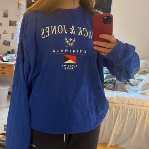 Blå sweatshirt - Blå sweatshirt från jack&jones, storlek L, använd fåtal gånger