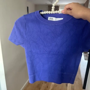 Lila topp från Zara - Säljer en snygg lila topp från Zara i storlek S. Den är kortärmad och har en tight passform. Materialet känns mjukt och bekvämt.