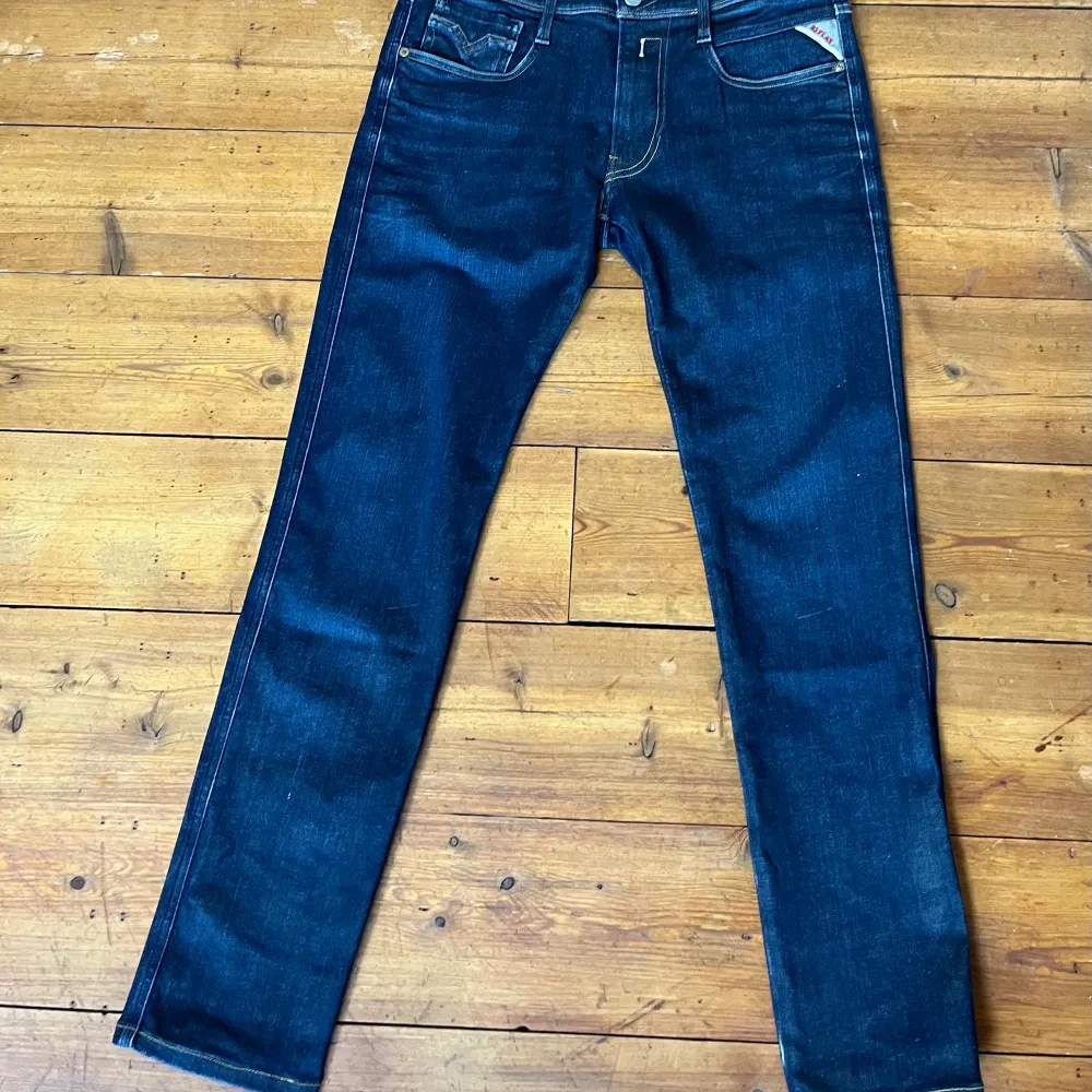 Säljer ett par Replay Anbass i storleken 31/32. De är slim fit och superbra skick. Nypris 1999kr, mitt pris 749kr. Jeans & Byxor.