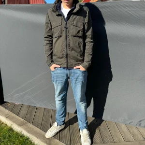 REPLAY JACKA - Storlek s, modell ca 172cm. Skick 9 av 10. Väldigt sparsamt använd. Nypris 3.000kr. Hör av dig om du har några frågor😃.(byten kan gå bra)pris ej hugget i sten 