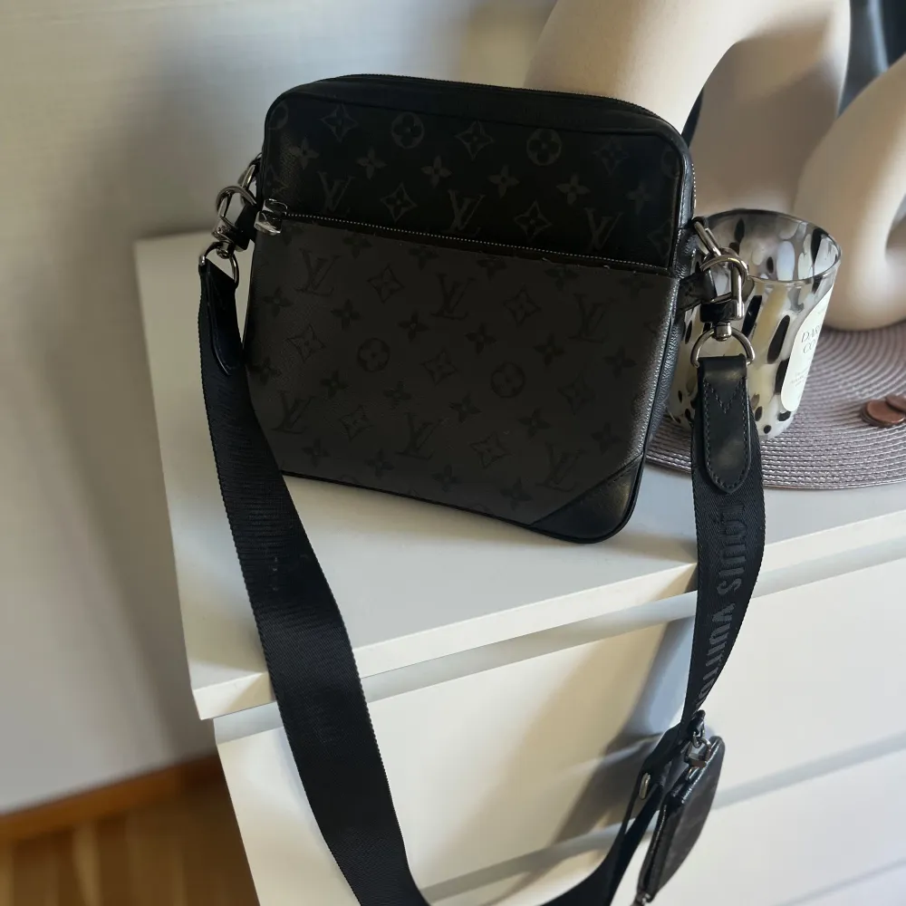 Louise Vuitton väska. . Väskor.