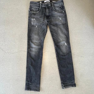 Replay Aged 05 Anbass Jeans - Tja! Säljer nu dessa snygga jeans från replay, modellen är annbas 5 years Wash. Slutsålda överallt, bara att höra av sig om man har några funderingar 