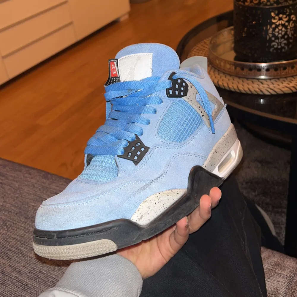 Ett par Jordan 4 university blue. Storlek 41 med ett gott skick, skulle säga 8.5/10. Vid köp tillkommer original box, tyvärr inget kvitto. Kontakta för mer frågor! . Skor.