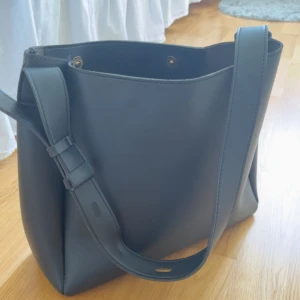 Väska  - Perfekt till skolan o jobb