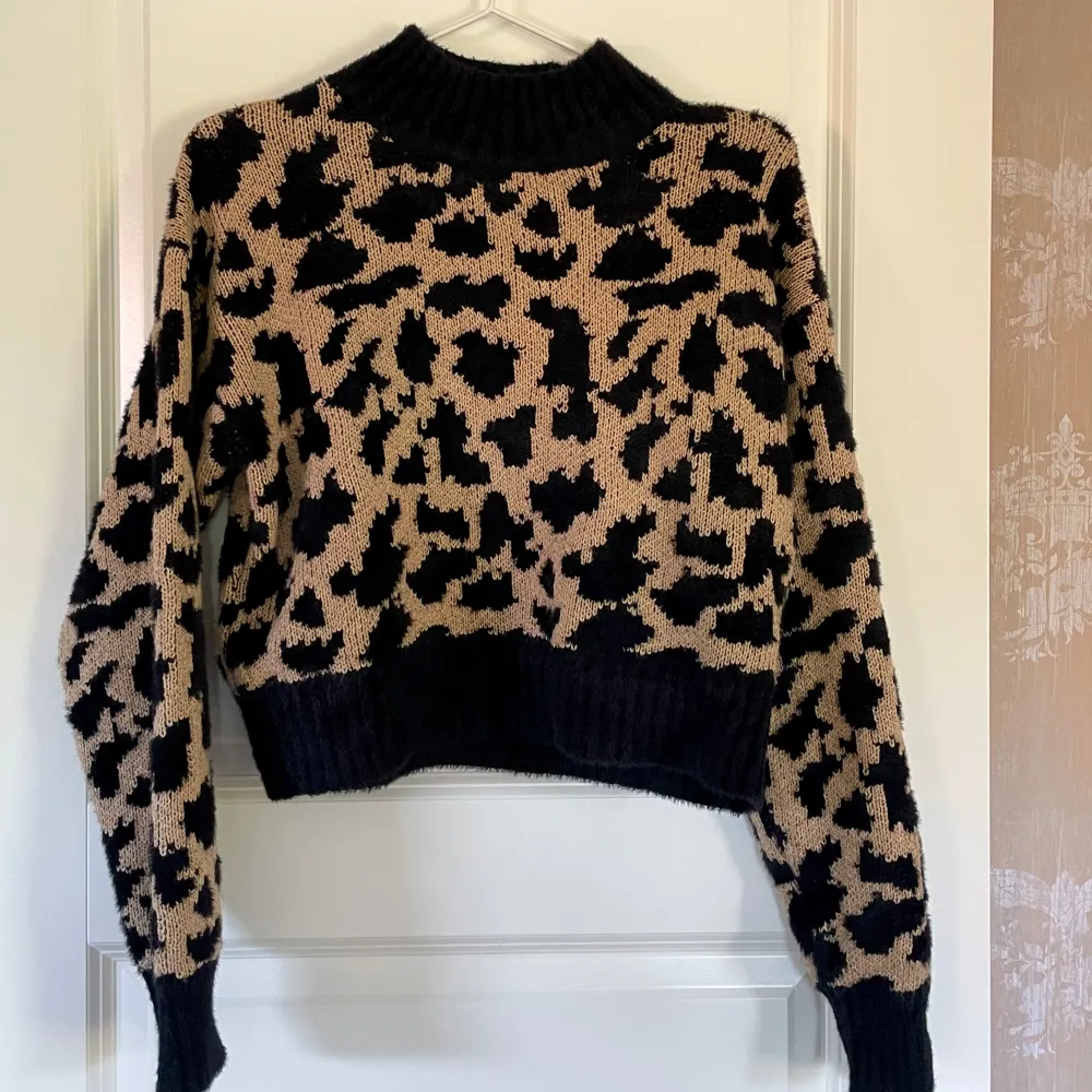 Leopard tröja från NA-KD. Neuletakit & Villapaidat.