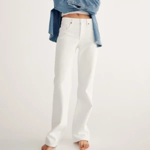 Vita jeans  - Fina vita jeans från zara!! Använda endast 1 gång 