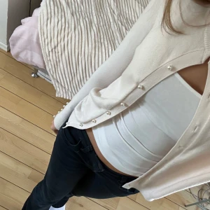 Kofta - En superfin kofta som passar till alla tröjor. Säljer den för att jag redan har en liknande💗