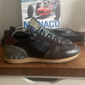 Valentino rockrunners - Säljer ett par Valentino rockrunners då de är för stora för mig. Skick 8/9-10. Pris är inte hugget i sten! Inget Og medföljer!!! Tveka inte på att skriva till mig💯💯 passar även 44