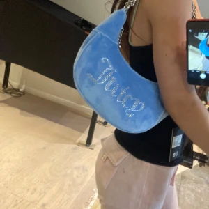 Blå juicy väska - Helt ny söt mellan liten blå juicy väska i velour material med en liten necessär inuti som går att ta ut. Pris går absolut att diskutera!! Hör av er om ni undrar nåt💕💕