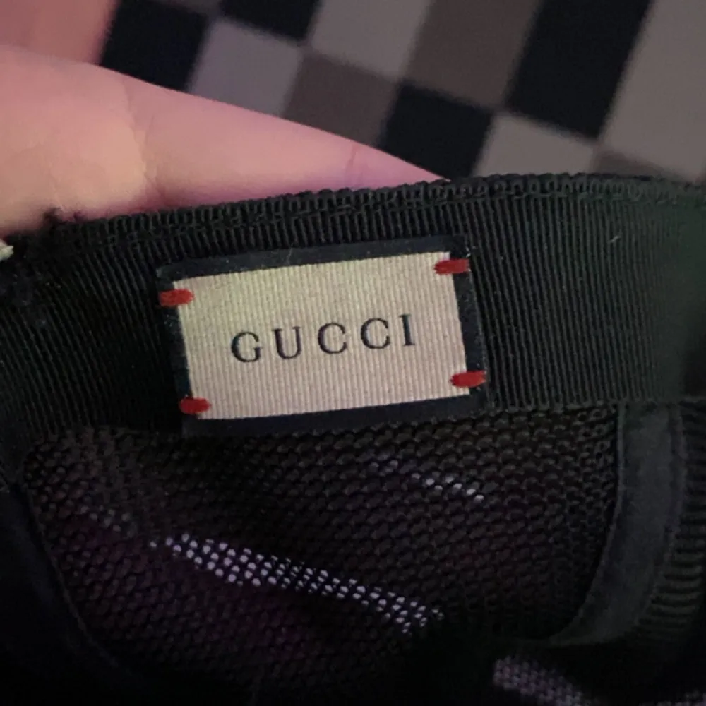 Säljer en äkta gucci tiger keps den är i helt okej skick i storlek m. Accessoarer.