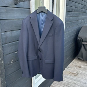 Kostym marinblå  - Säljer min marinblåa kostym i storlek 46 då jag växt ut den. Använd 2 gånger och är helt felfri.