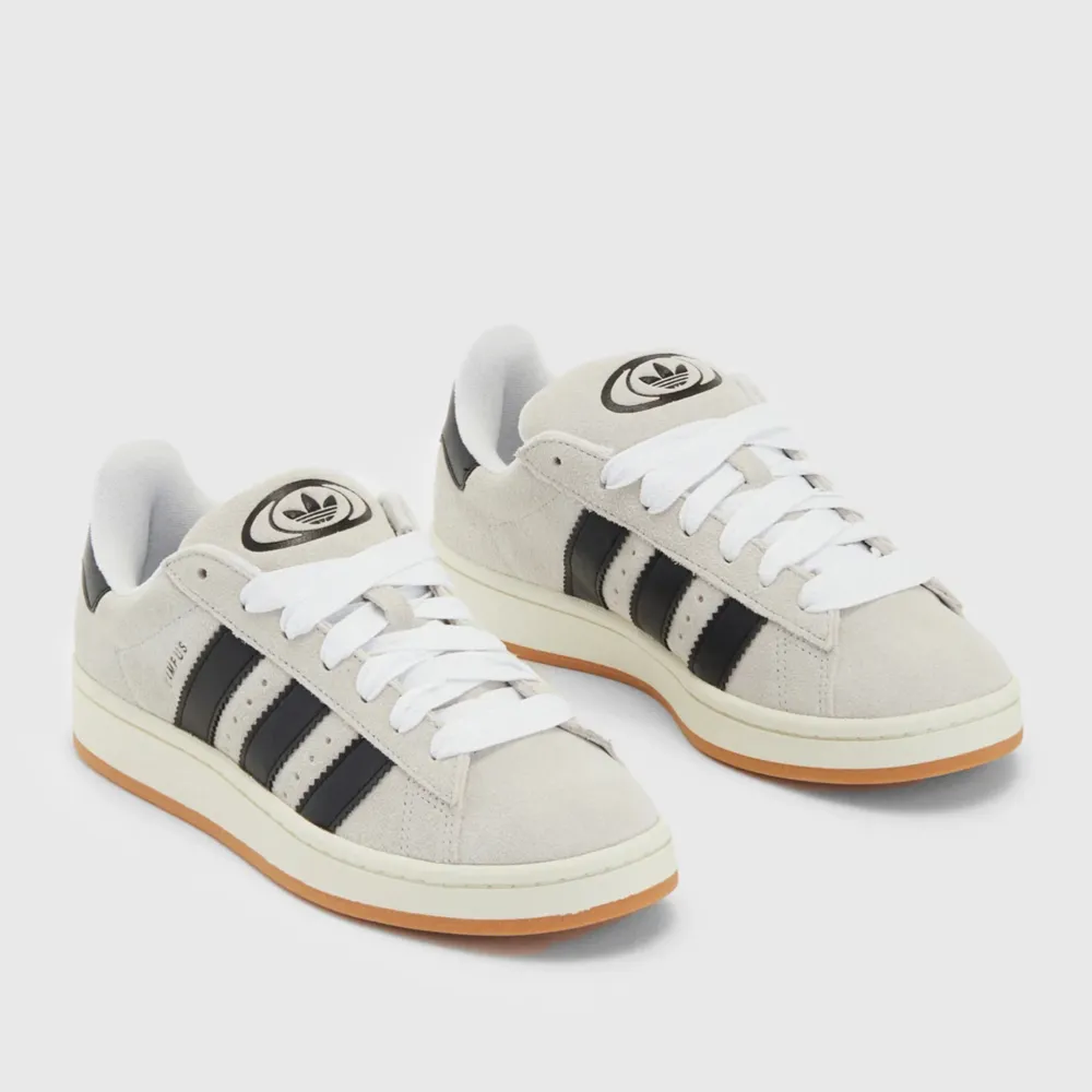 Helt nya, aldrig använda Adidas Campus i storlek 37 1/3. Superfina och bekväma, men kommer tyvärr inte till användning🥰 Köpta för ca 1400kr och säljer för 1000 men priset kan diskuteras!. Skor.